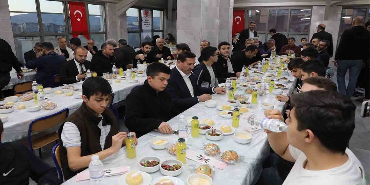 Hasan Kılca, öğrenci yurdunda iftarla geçmişe döndü