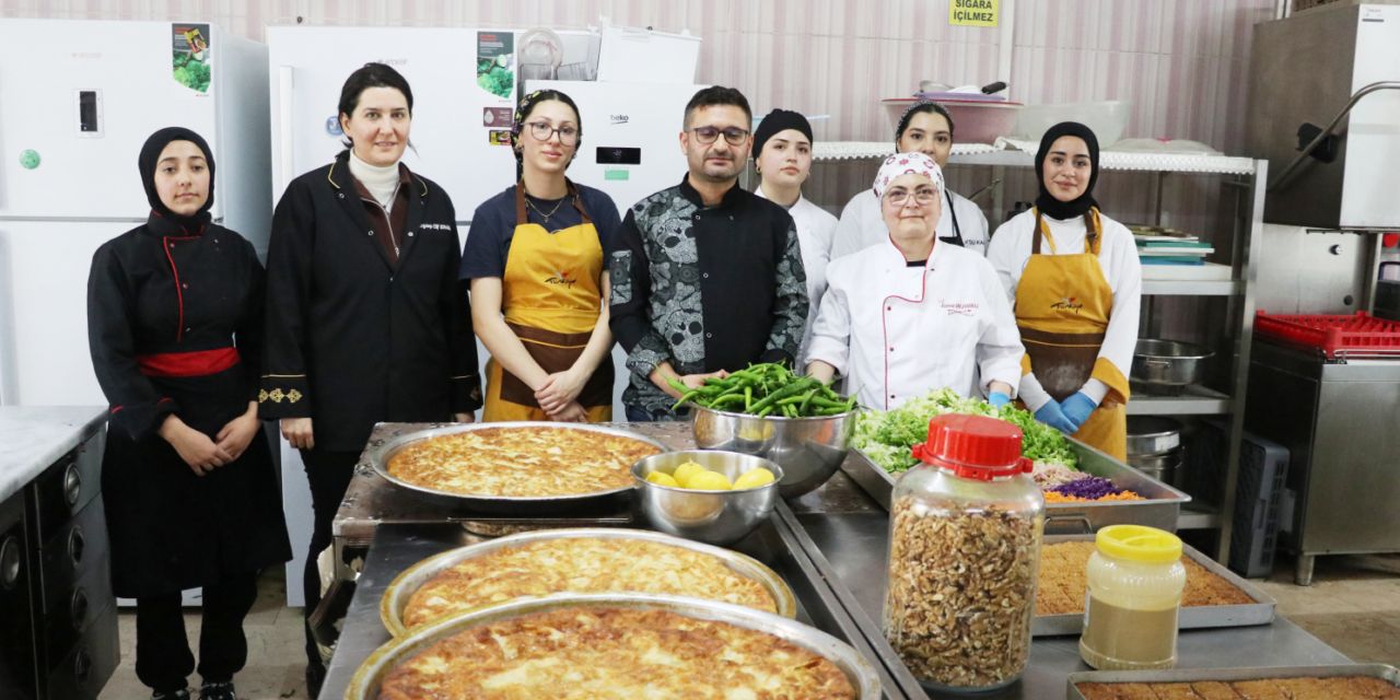 Lise öğrencileri, iftar ve sahur sofralarını lezzetlendiriyor