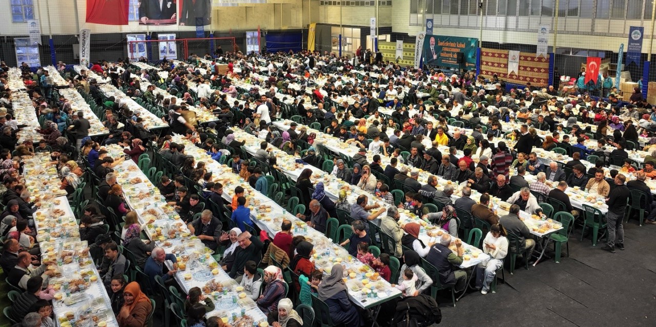 Kocasinan’da binlerce kişilik iftar sofrası! Ramazan bereketi Ziyagökalp’te buluştu