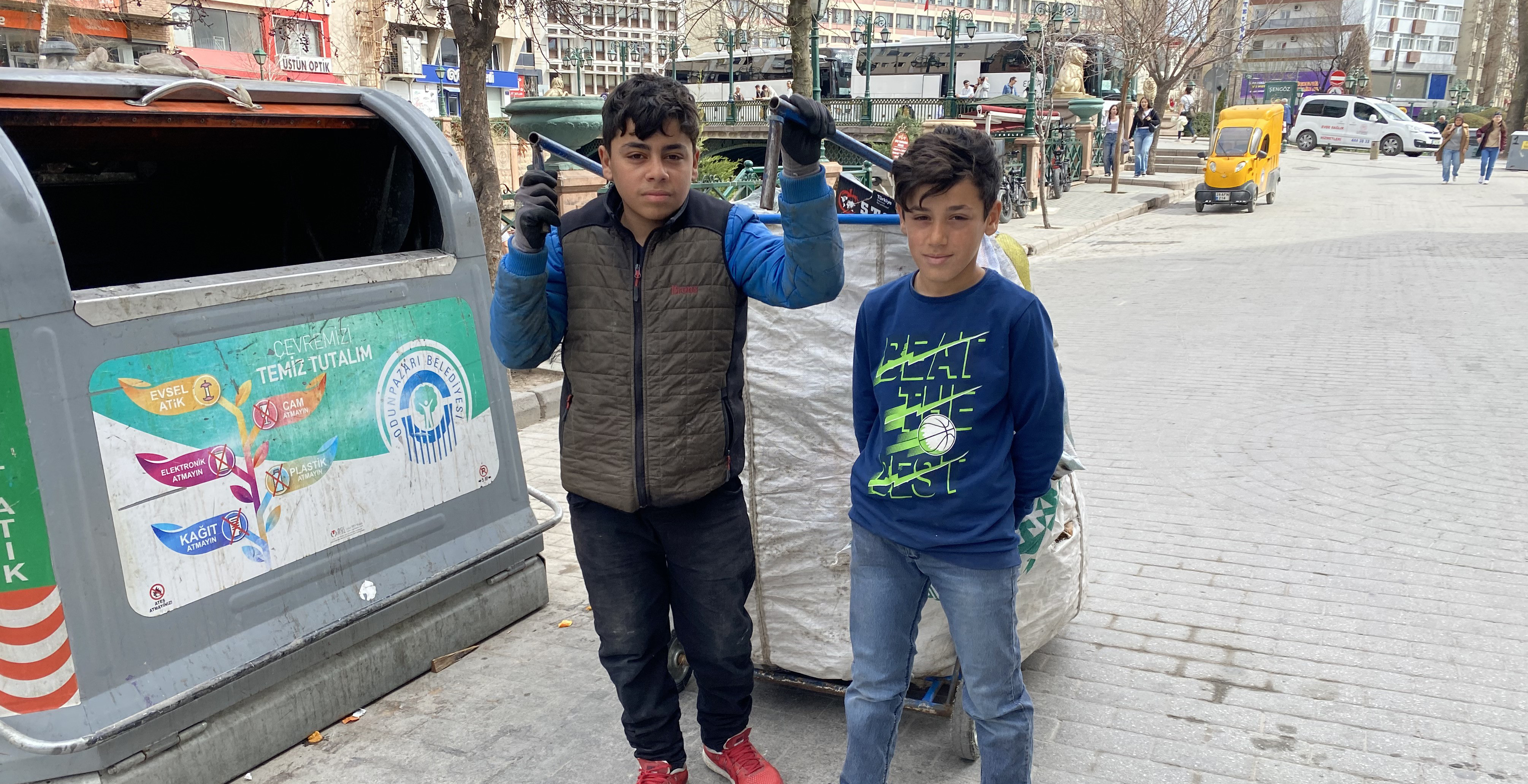 Yaşıtları okula giderken 13 yaşındaki Hasan, kardeşleri için çalışıyor