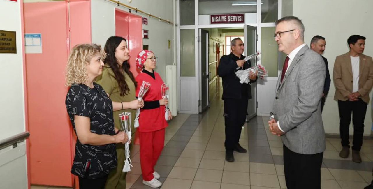 Başkan Ustaoğlu sağlık çalışanlarına tebrik etti