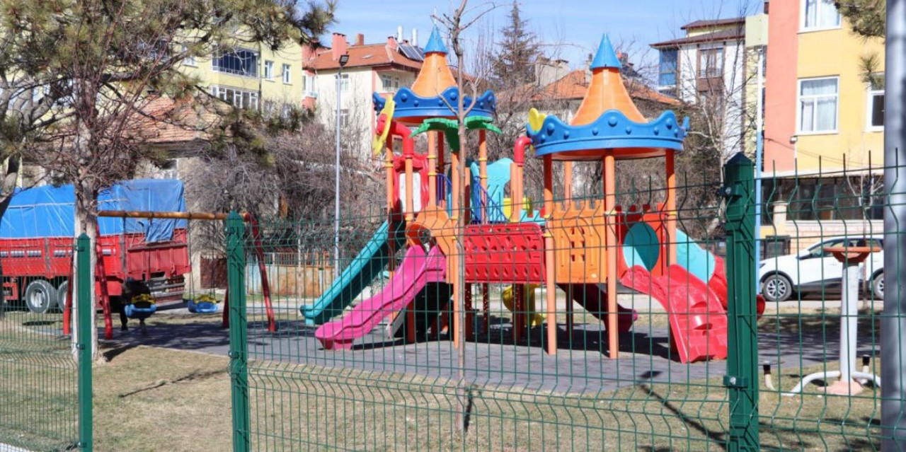 Beyşehir’de çocuk parkları daha güvenli hale getiriliyor