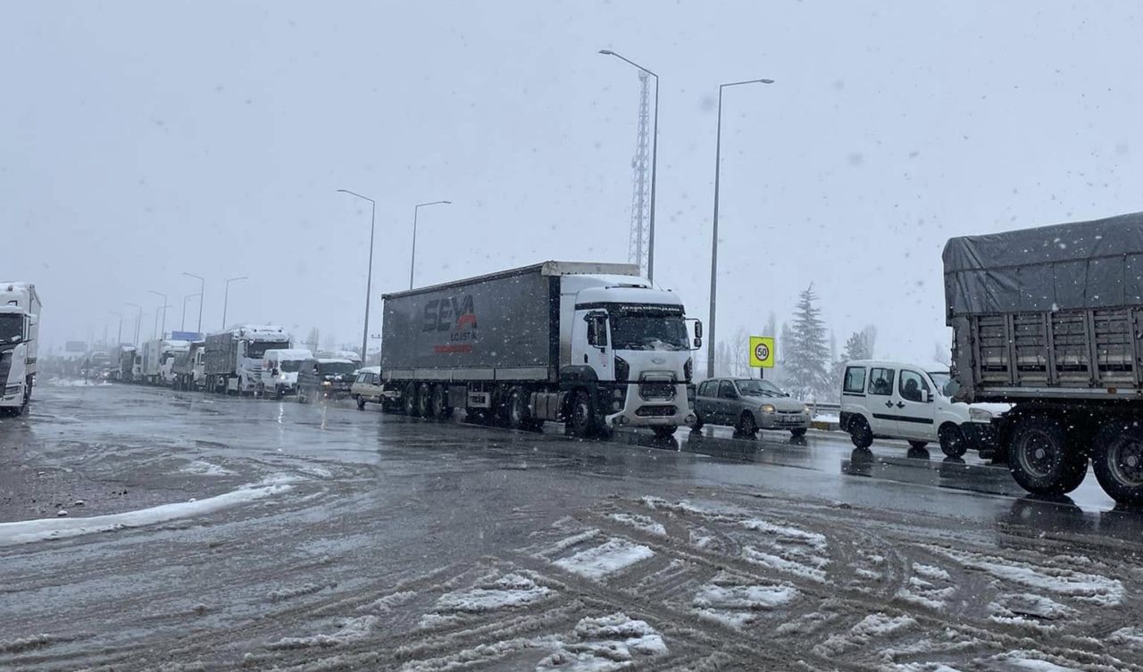 Kar ve tipi nedeniyle yollar kapandı, okullara ara verildi!