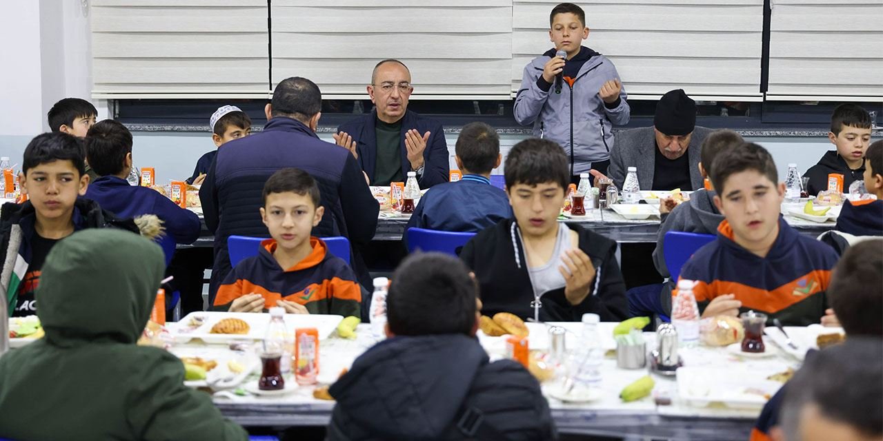 Başkan Kavuş, hafızlık öğrencileriyle sahurda buluştu