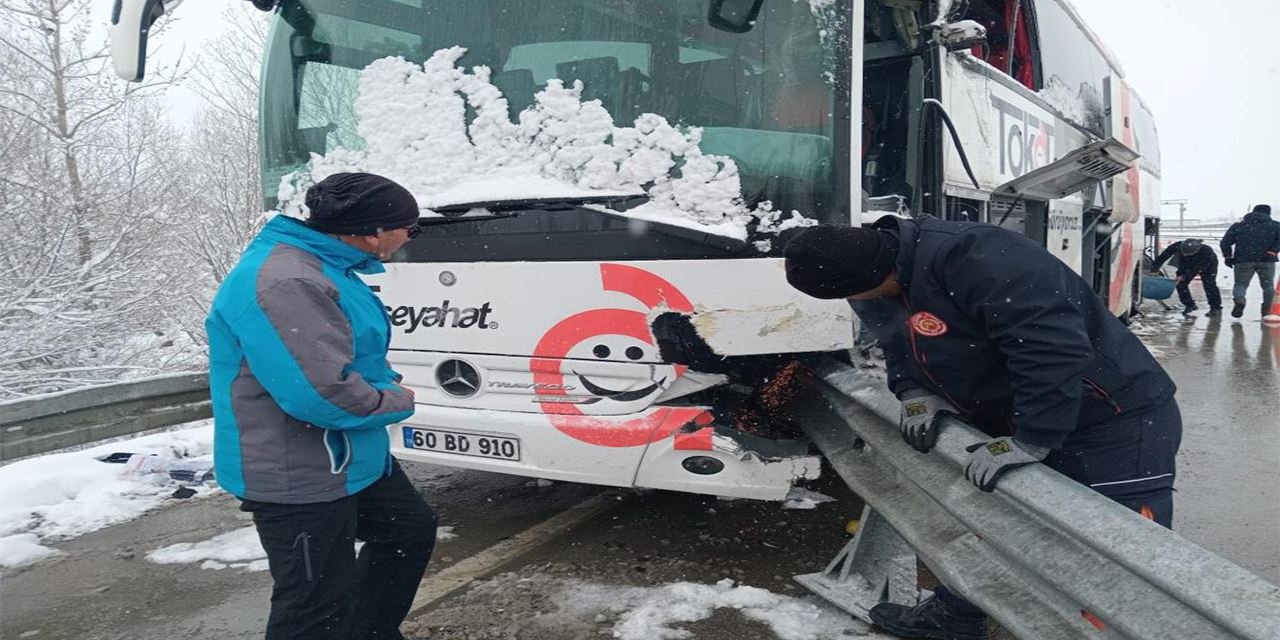Sivas’ta feci kaza: İki yolcu otobüsü çarpıştı, 6 yaralı