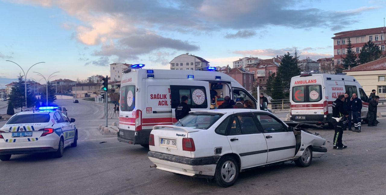 Ambulans ile otomobil çarpıştı, 3 kişi yaralandı