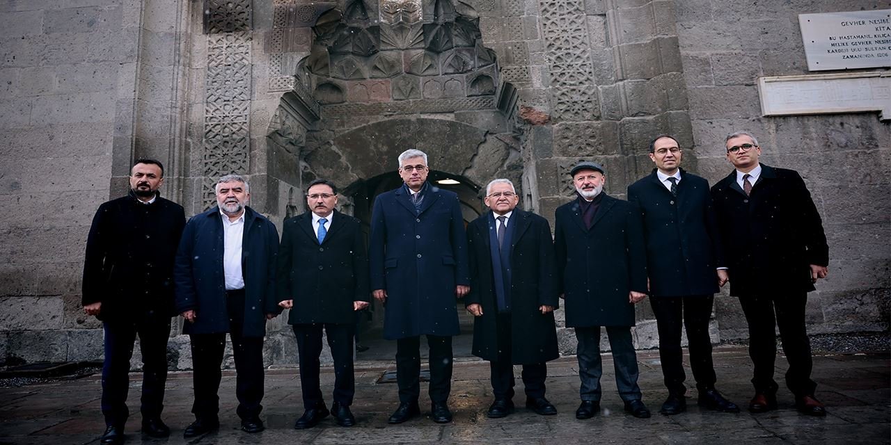 Dünyanın ilk Tıp Fakültesine Bakan Memişoğlu’ndan tam not
