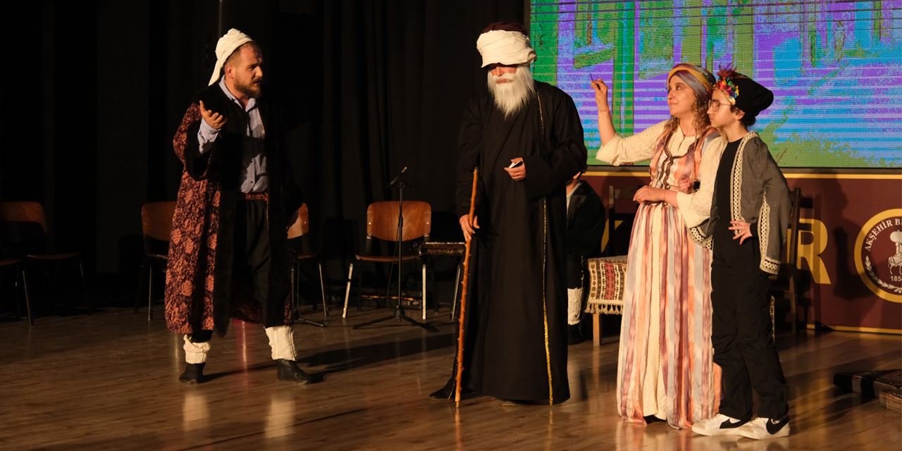 Akşehir Tiyatro Kulübü, Dünya Tiyatro Günü’nü sahneyle kutladı
