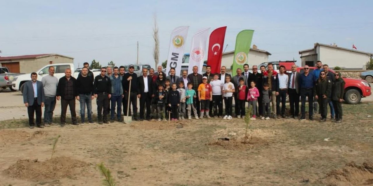 Yunak’ın Yavaşlı Mahallesinde fidanlar toprağa can verdi