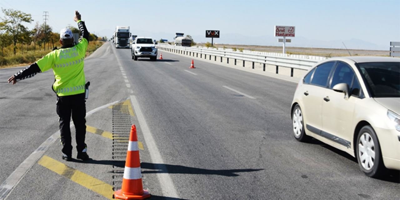 Eskişehir'de minibüs şoförü direksiyon başında dizi izlerken yakalandı