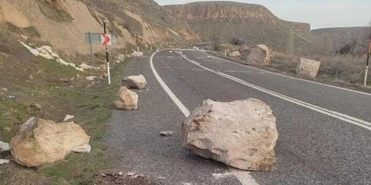 Koparak yola düşen kaya parçaları, sürücüleri korkuttu!