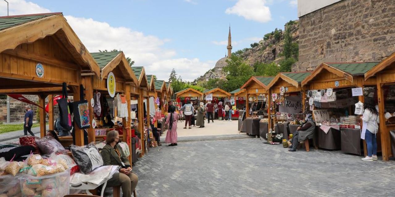 Maharetli eller kadın üretici pazarı, tatilin son gününde ziyaretçilerini bekliyor