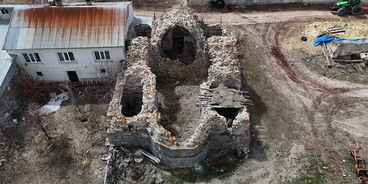 Asırlık kilise definecilerin talanıyla harabeye döndü