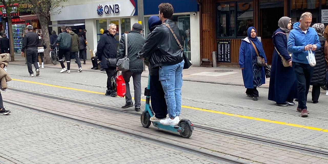 Tramvay yolunda 2 kişinin scooter'la zil çaldığı anlar tepkilere yol açtı