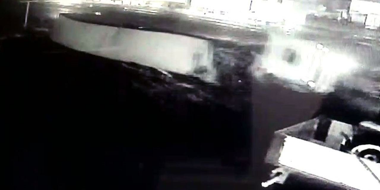 Yoğun kar yağışı sebze yüklü tırı devirdi, kaza paniğe yol açtı