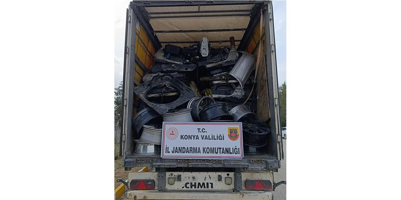 Takip cihazı kapatılan tırdan kaçak malzeme çıktı