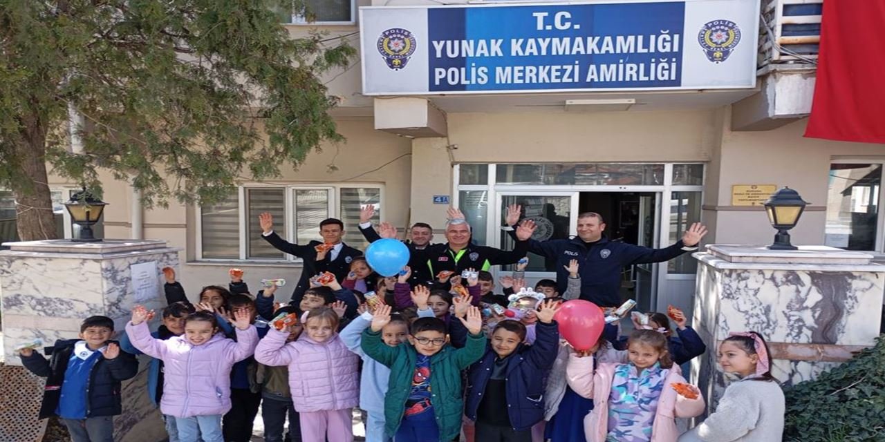 Yunak'ta minik öğrencilerden polislere sürpriz kutlama