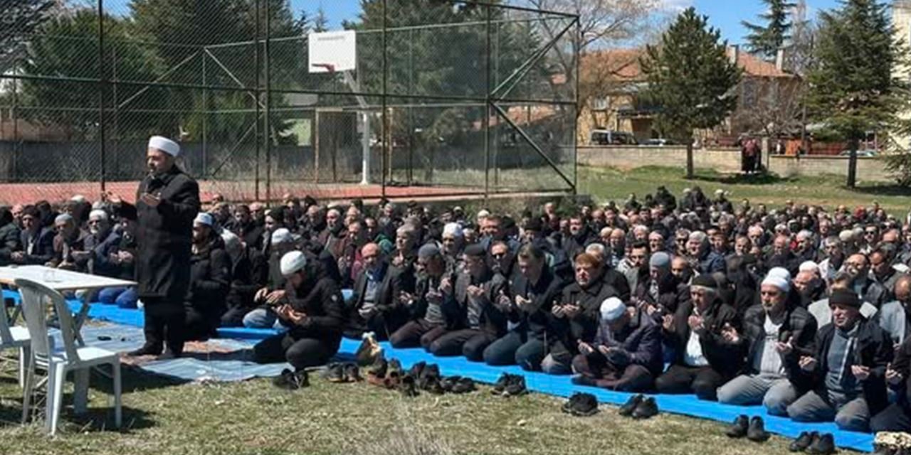 Beyşehirli çiftçiler, Nisan yağmurları sonrası şükür duası etti