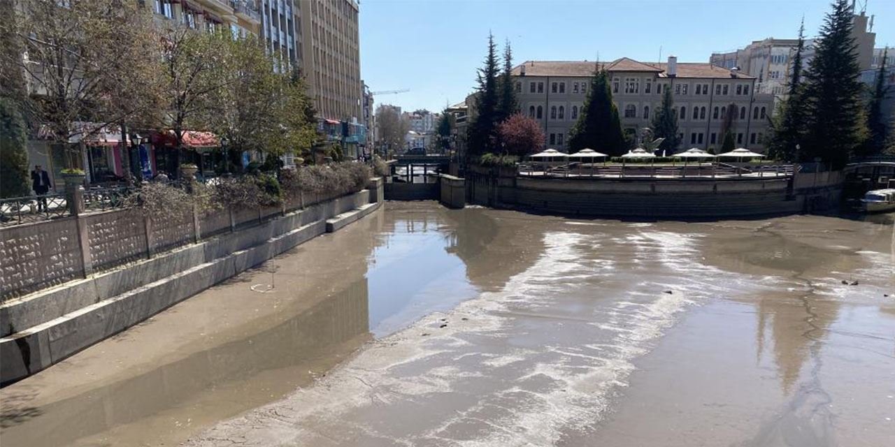 Porsuk Çayı’nda suyun azalmasıyla ortaya çıkan tuhaf manzara