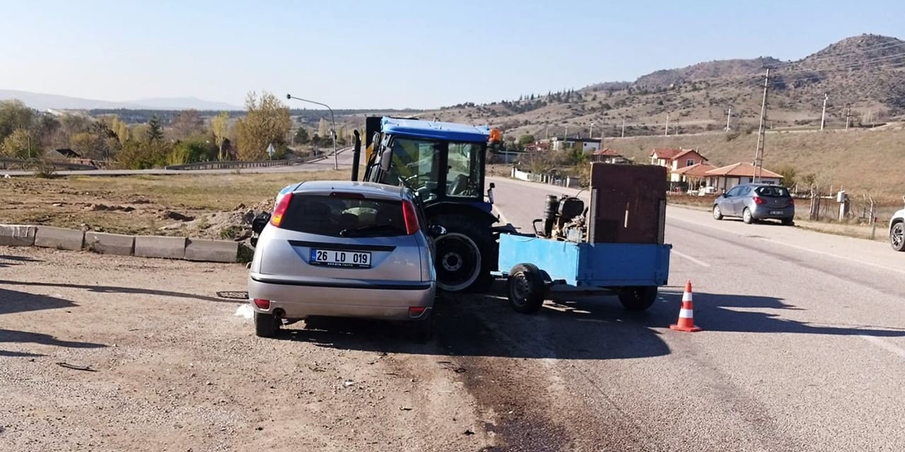 Traktörle çarpışan otomobildeki 3 jandarma yaralandı