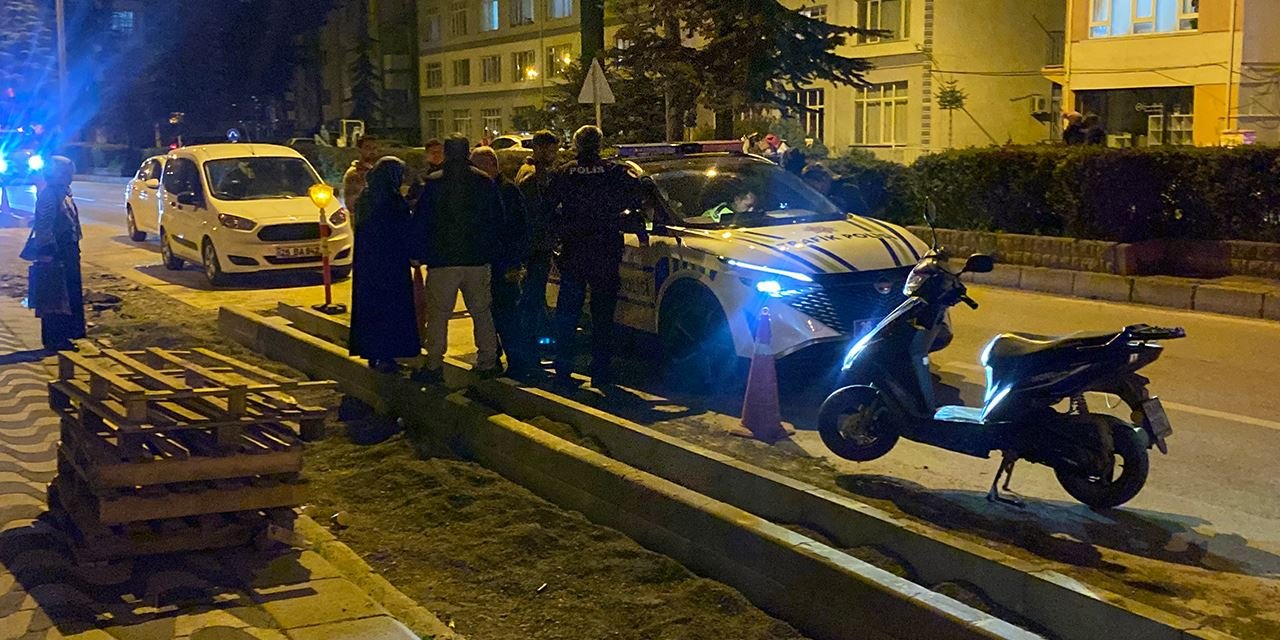 İki aracın arasına sıkıştı: Motosikletli yaralandı