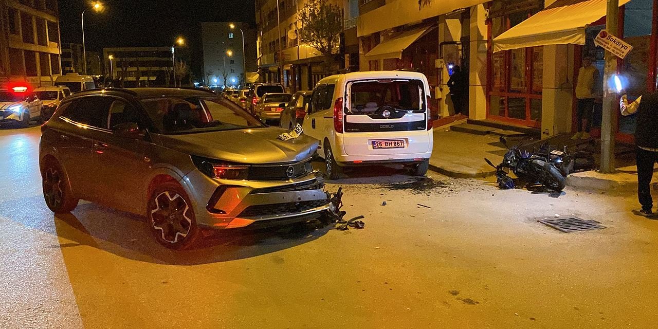 Kontrolden çıktı, 2 araca çarptı: Sürücü ağır yaralı