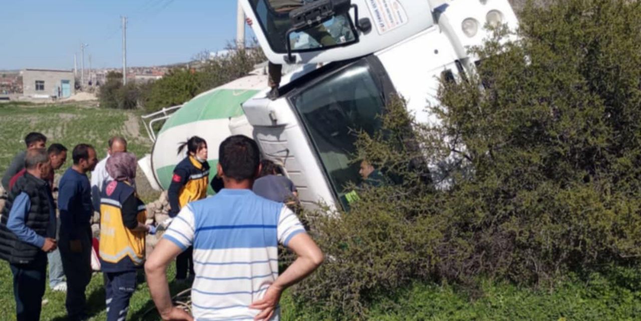 Konya Karapınar'da beton mikseri devrildi: 2 kişi yaralandı