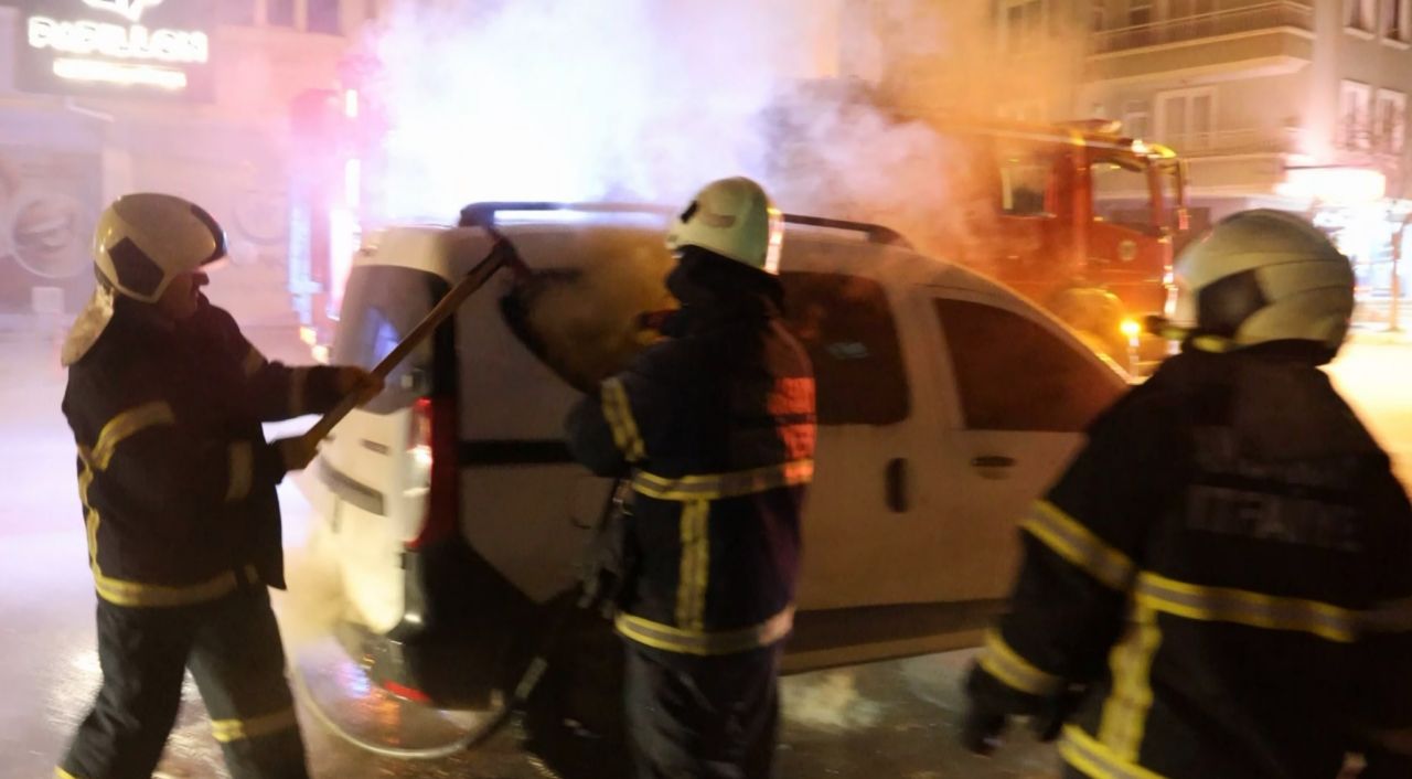 Yanan araçtan fışkıran alev itfaiyecileri yaraladı