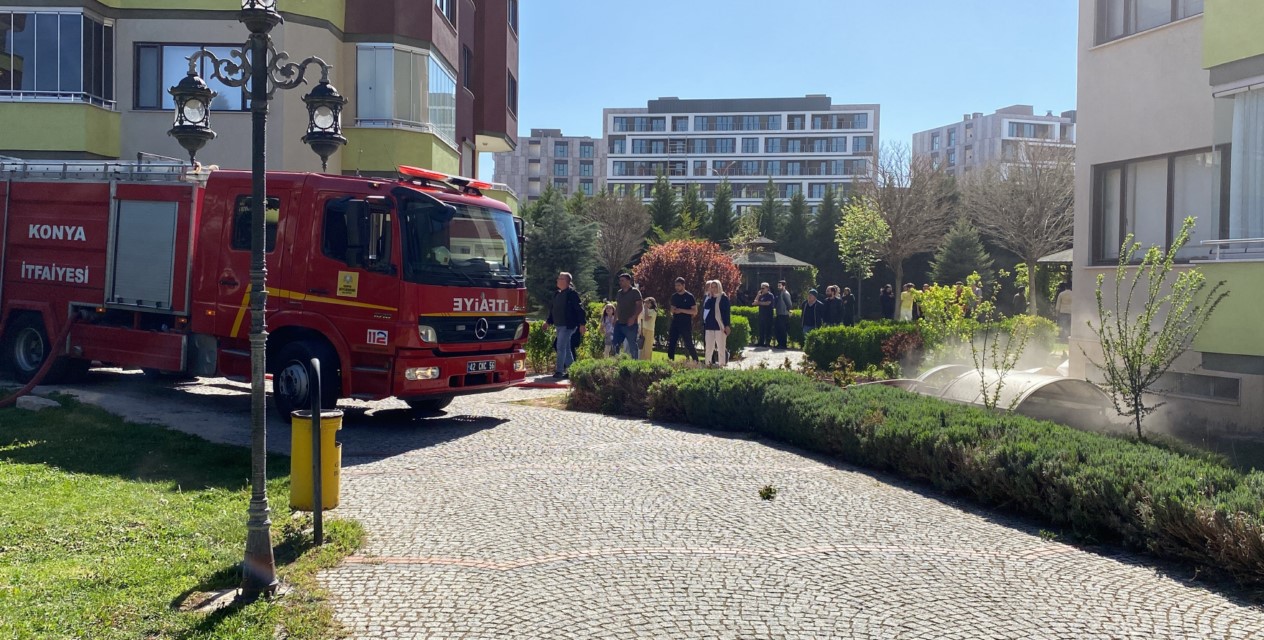 Konya’da otoparkta çıkan yangında 2 araç küle döndü