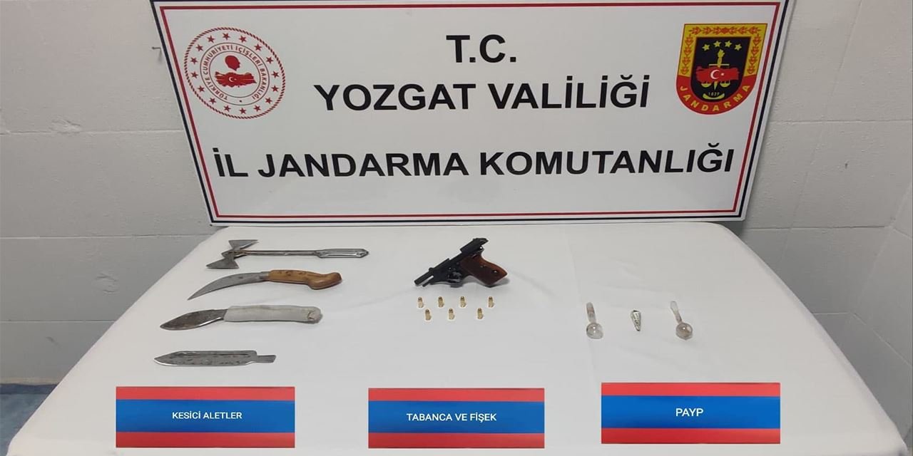 Durdurulan araçtan silah ve balta çıktı