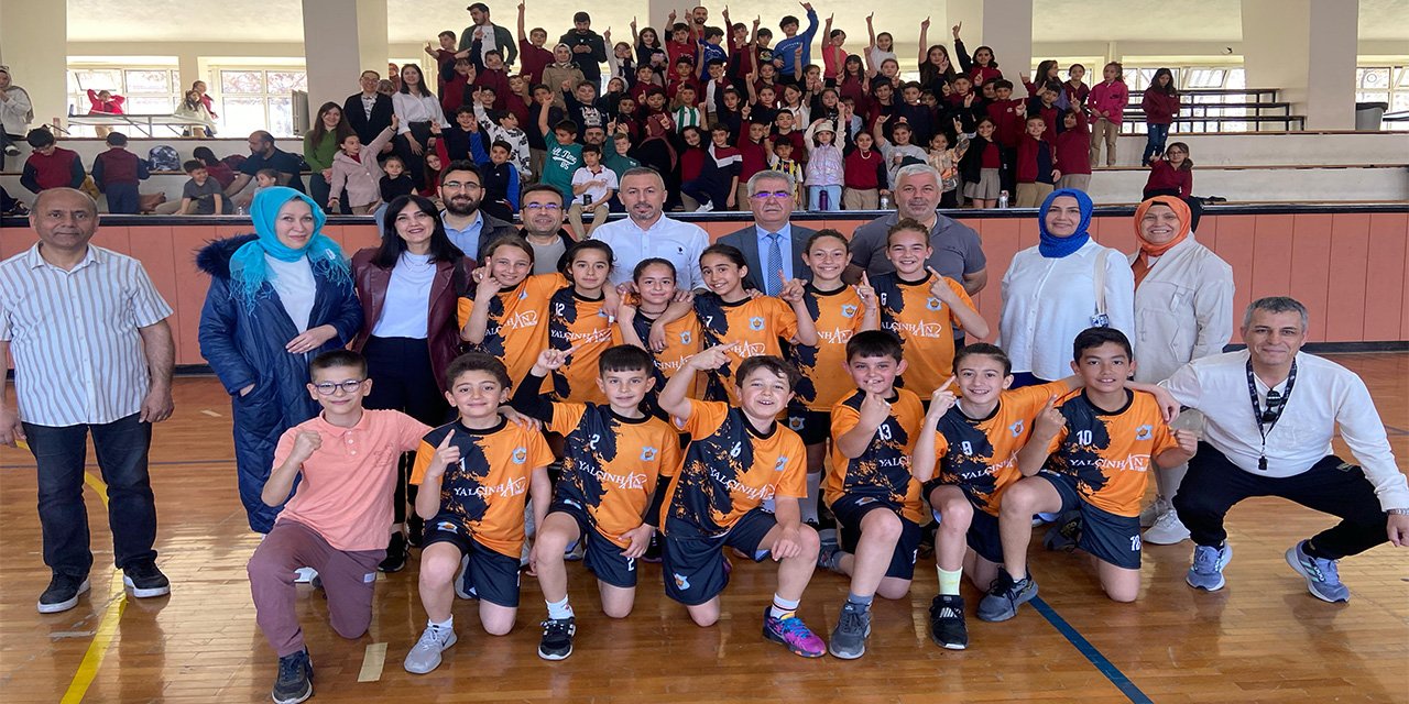 Niyaz Usta İlkokulu 'Kaleli Yakan Top'ta sahayı salladı