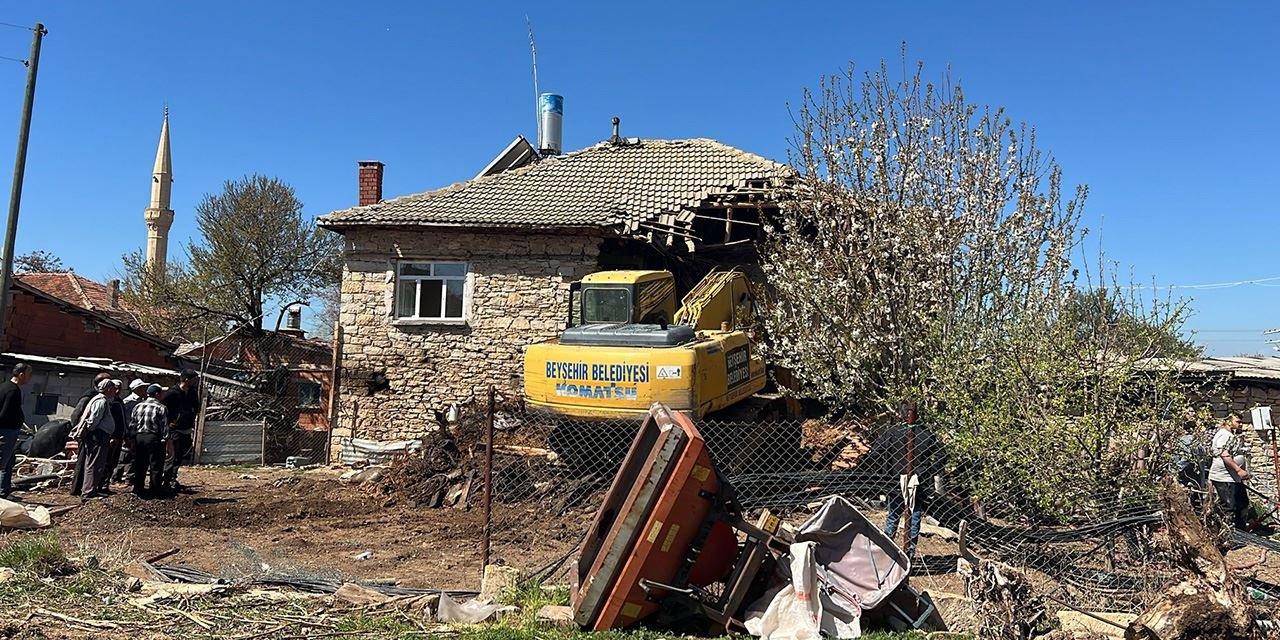 Beyşehir’de korkutan yangın: İki katlı ev küller içinde kaldı