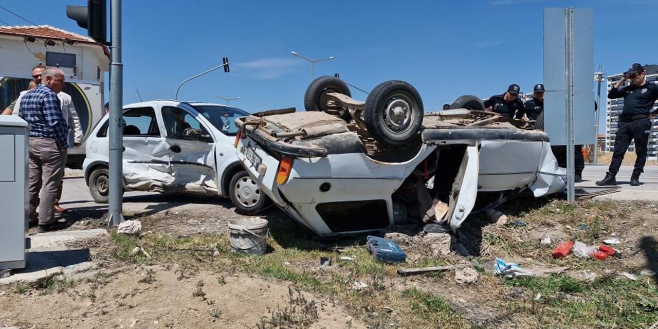Karaman'da kaza: Çarpışan araçlardan biri ters döndü, 2 yaralı