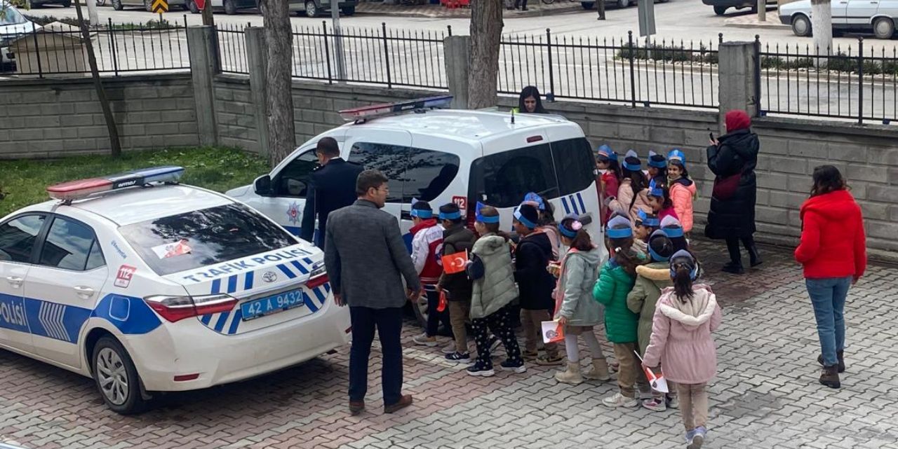 Minik öğrencilerden polislere sürpriz ziyaret