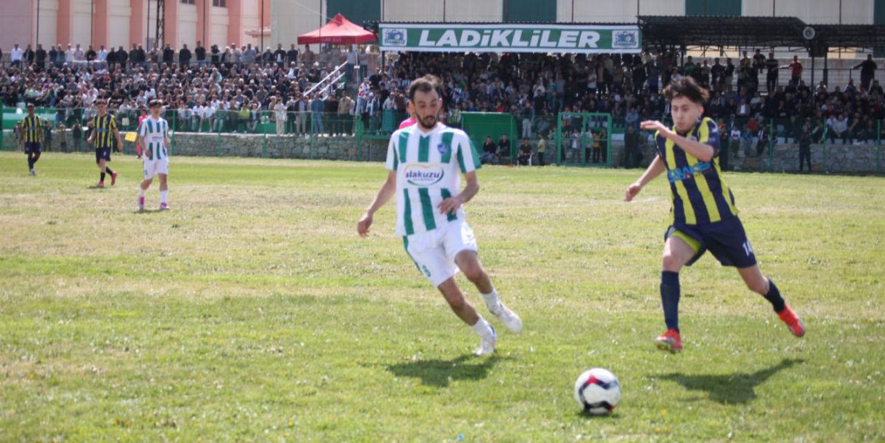 Ladikliler, futbol aşkıyla tribünler tıklım tıklım doldurdu