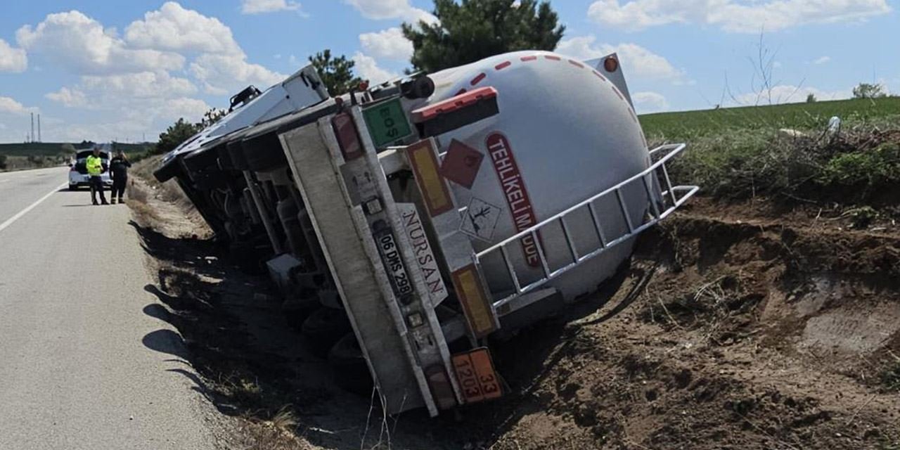 Akaryakıt yüklü tanker şarampole devrildi, sürücü yaralanmadan kurtuldu