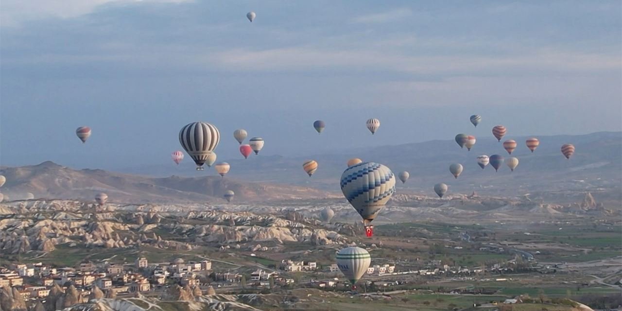 23 Nisan coşkusu gökyüzünde ışıldadı
