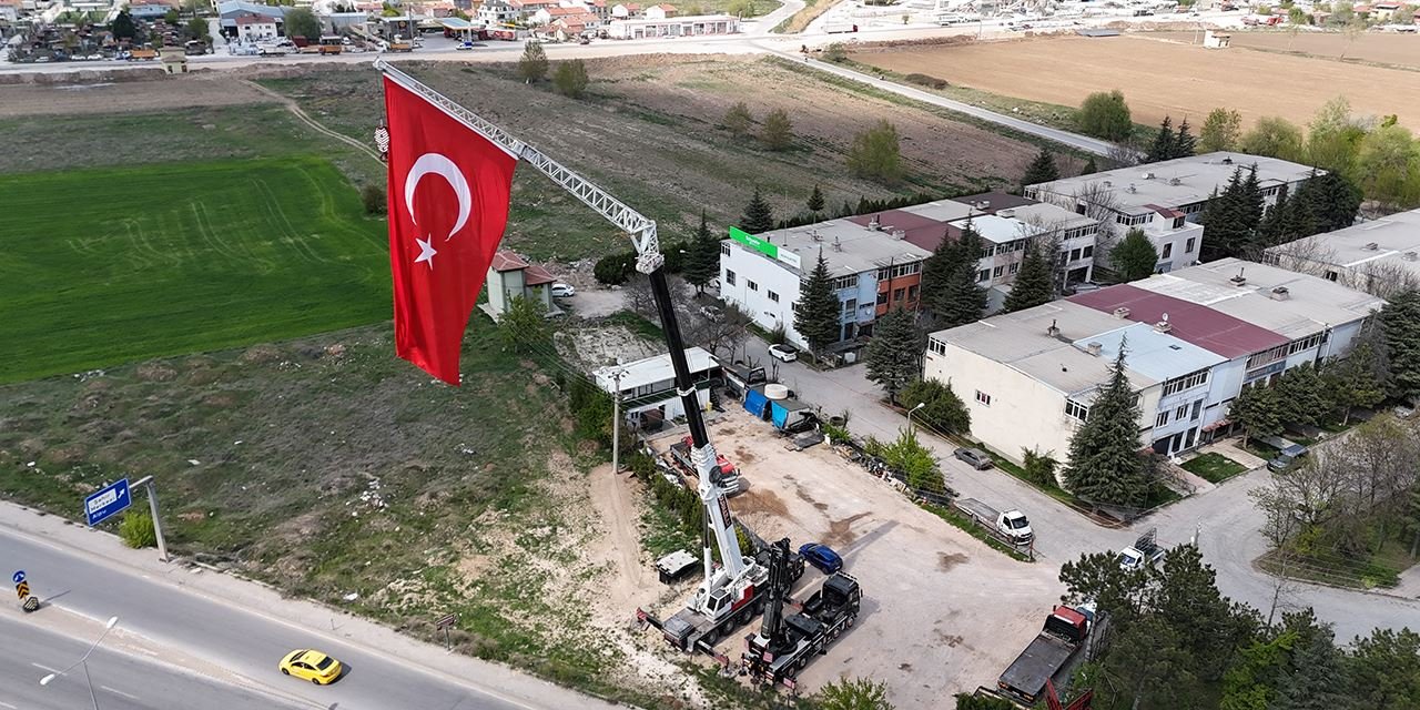 Gökyüzüne Al Bayrak imzası: 43 metrelik şanlı dalga