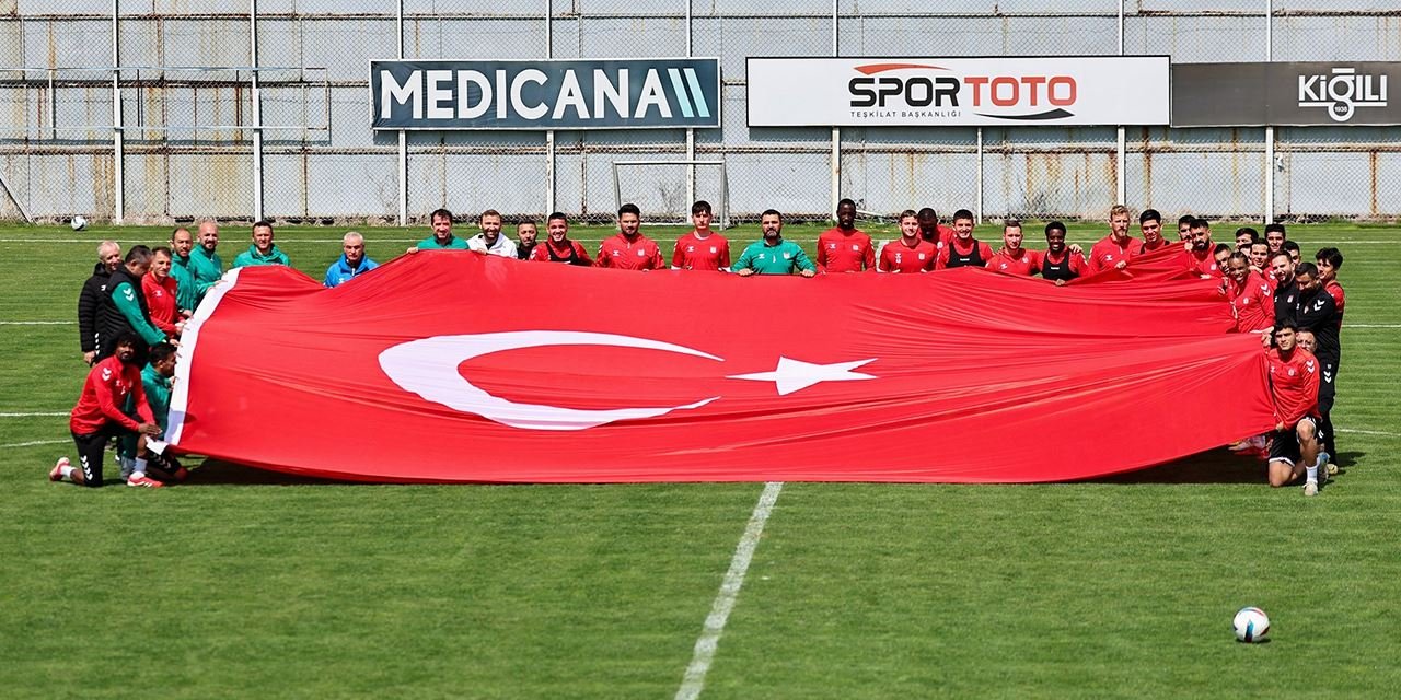 Yeşil sahada ''Ay Yıldızlı'' gurur