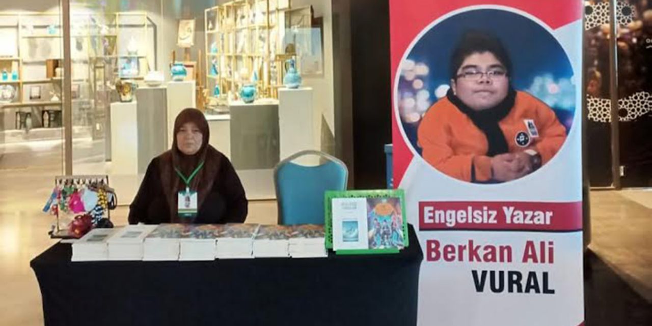 Engelleri aşarak kitap fuarına katıldı