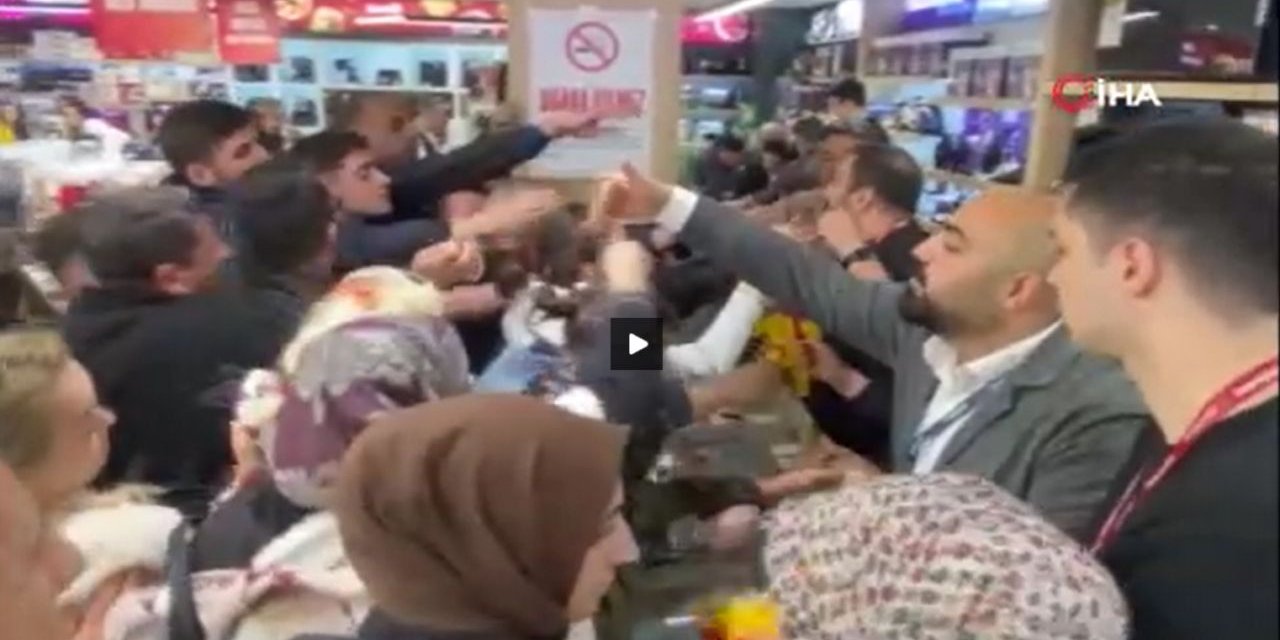 İndirim çılgınlığı: Vatandaşlar mağazada birbirine girdi