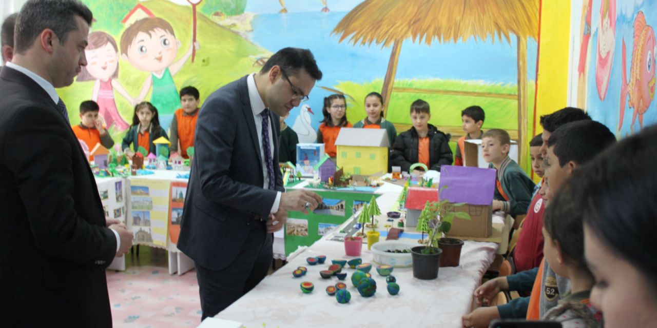 Minik ellerden büyük eserler; Sarayönü’nde öğrenci sergisi açıldı