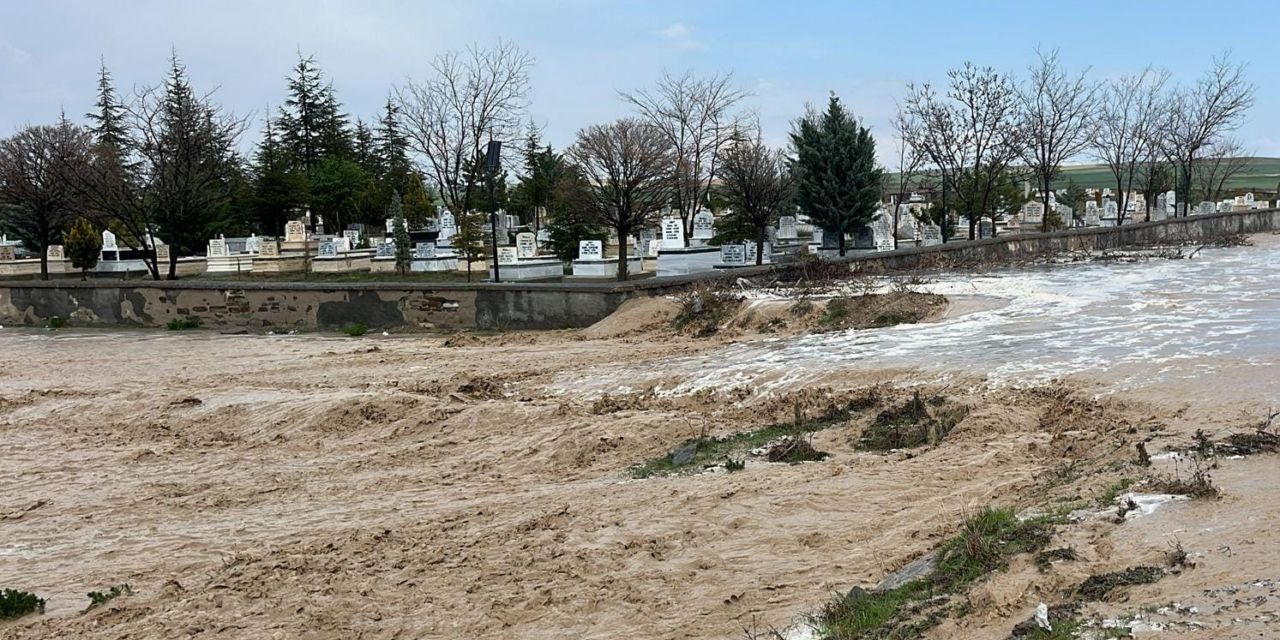 Aşırı yağış Kulu'da sele neden oldu
