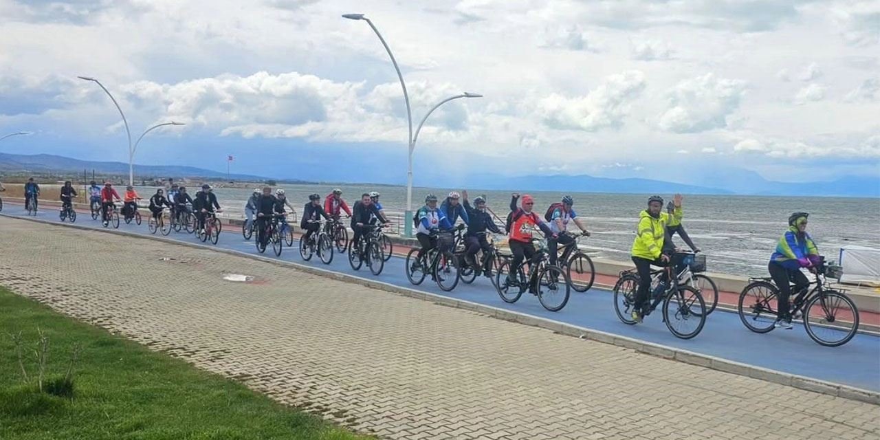 Beyşehir gölü kuruyor, pedallar umut için dönüyor