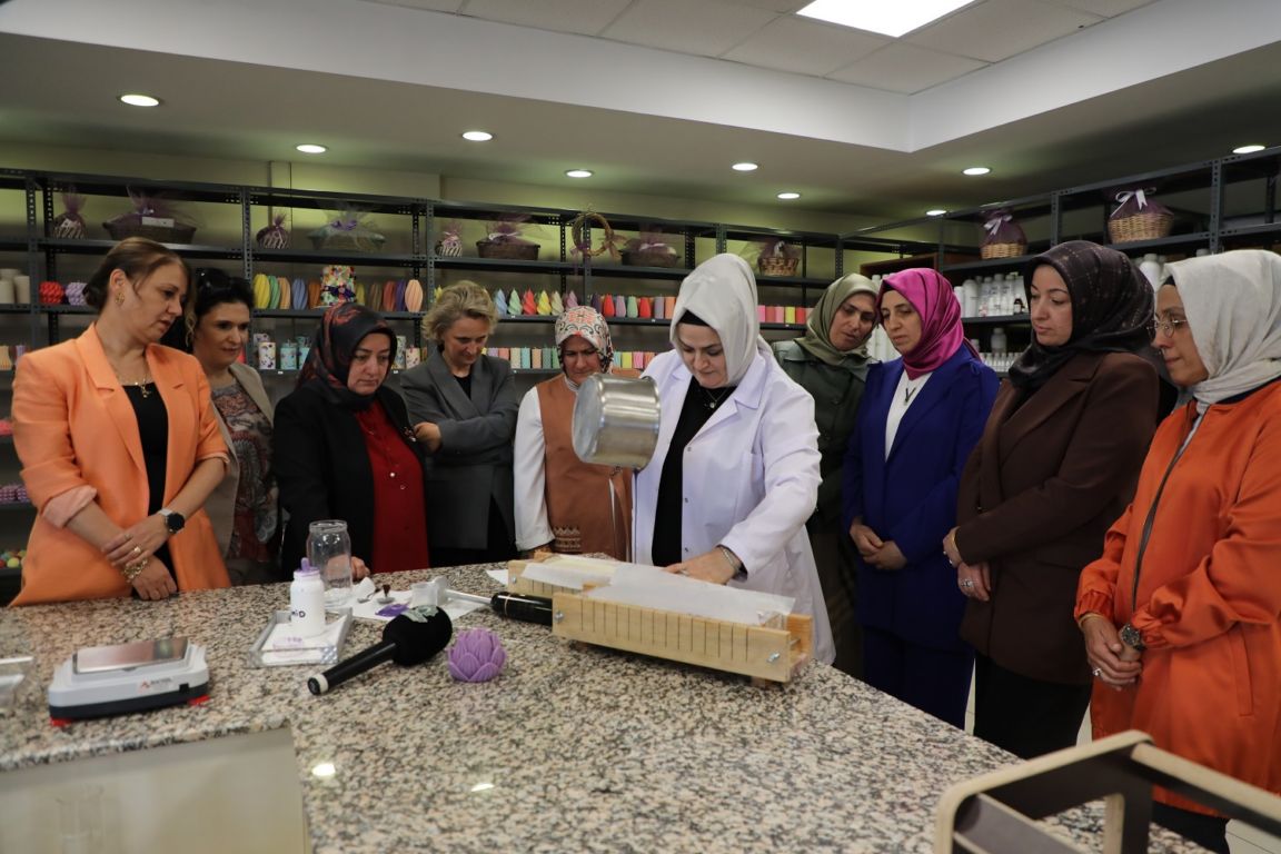 Üreten kadınlara protokol desteği