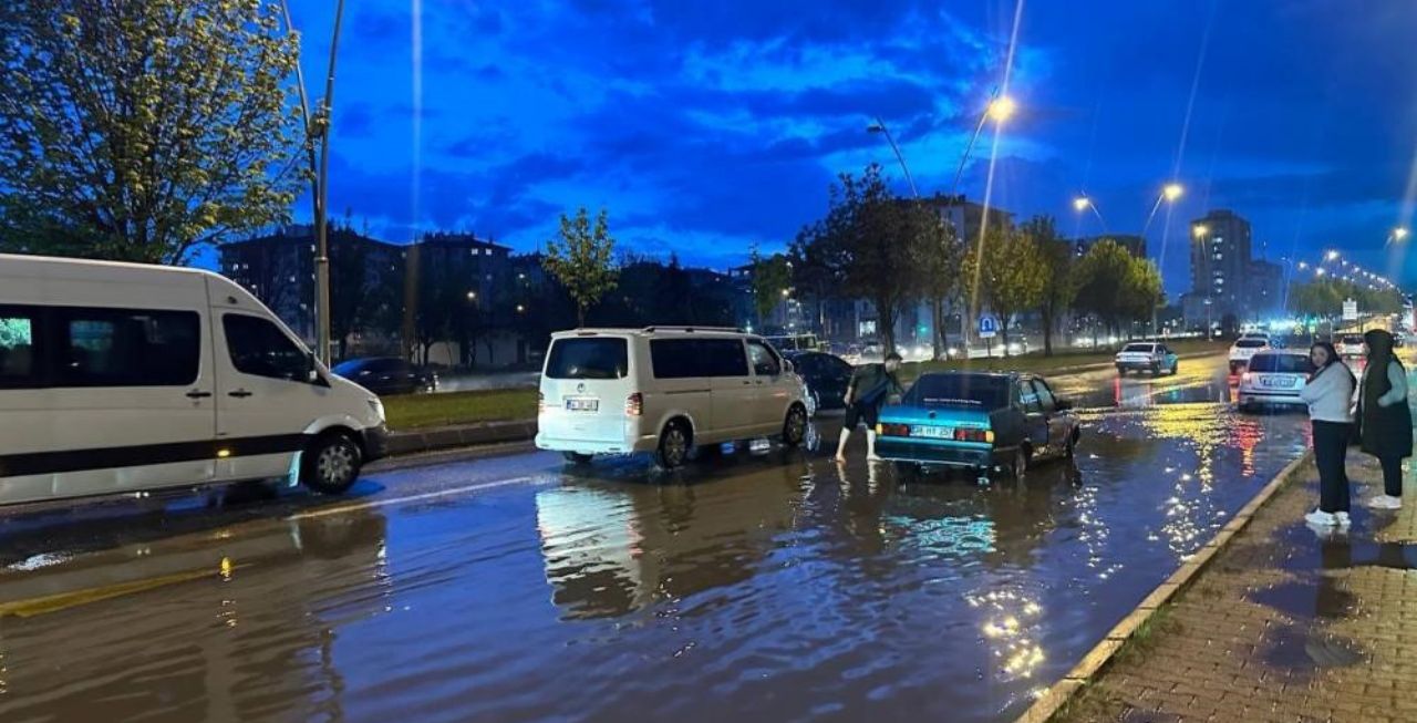 Sağanak yağış hayatı olumsuz etkiledi: 60 eve su bastı