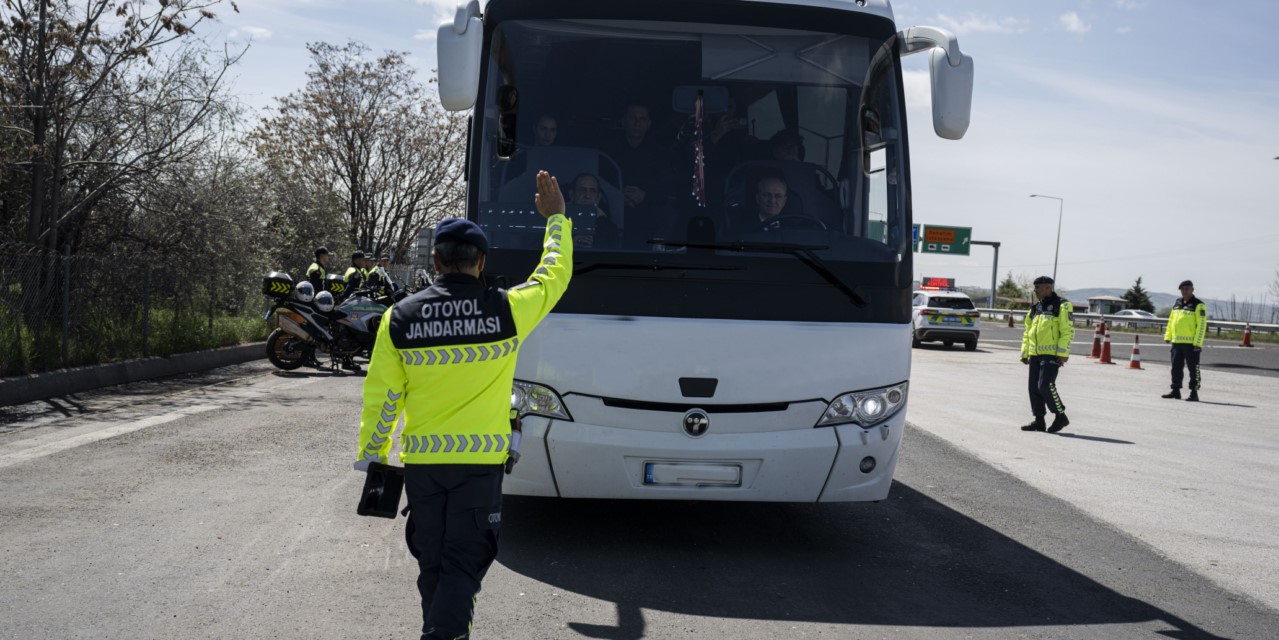 Sivil jandarma yolcu gibi otobüse bindi, kuralları denetledi