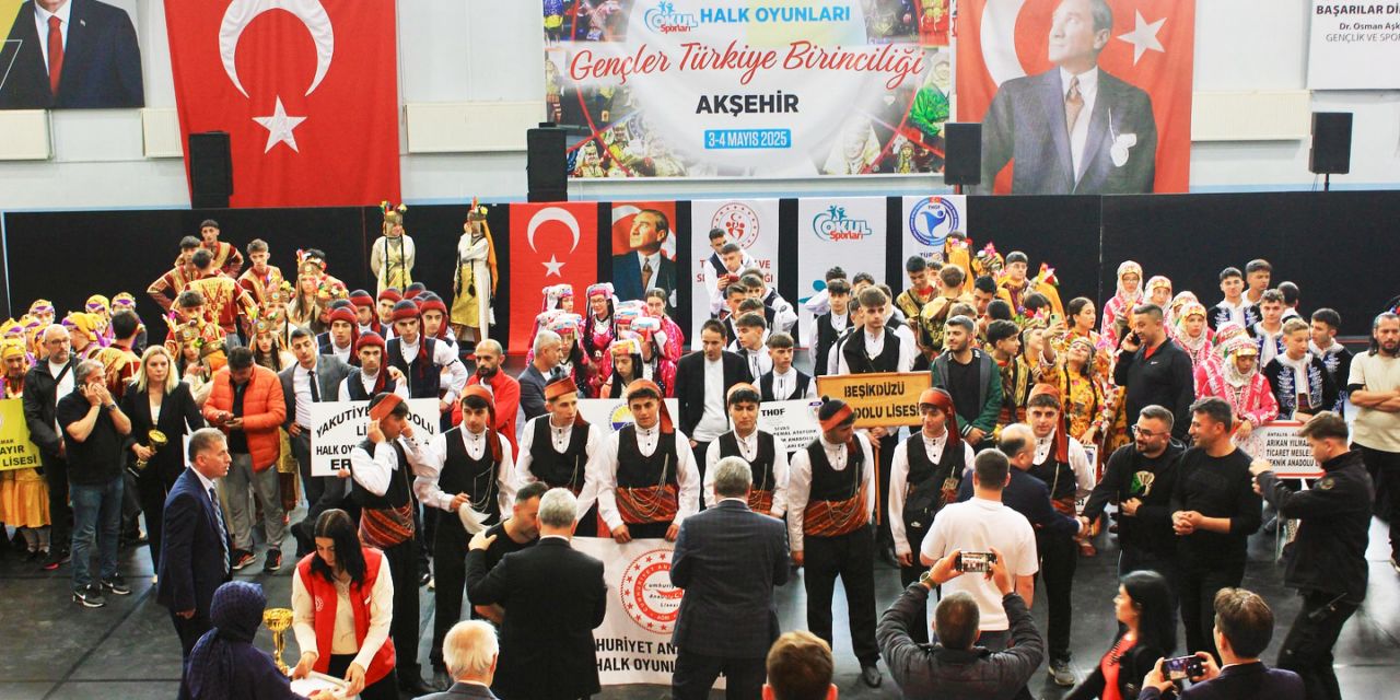 Dünyanın ortasında halk oyunları yarışı