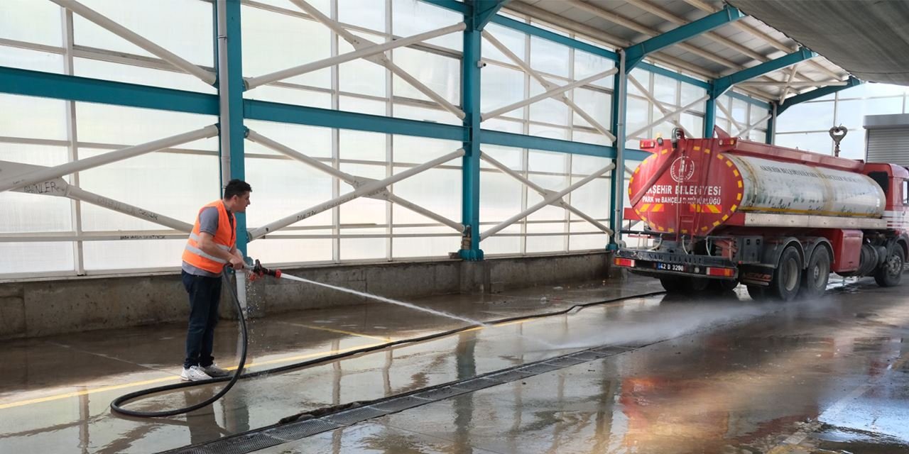 Akşehir Belediyesi’nden pazar yerlerine temizlik mesaisi