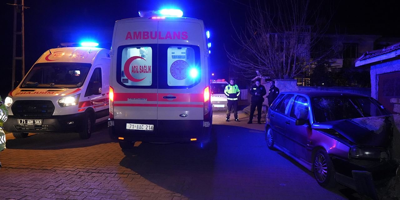 Kırıkkale'de otomobil bahçe duvarına çarptı: 1’i çocuk 3 kişi yaralandı